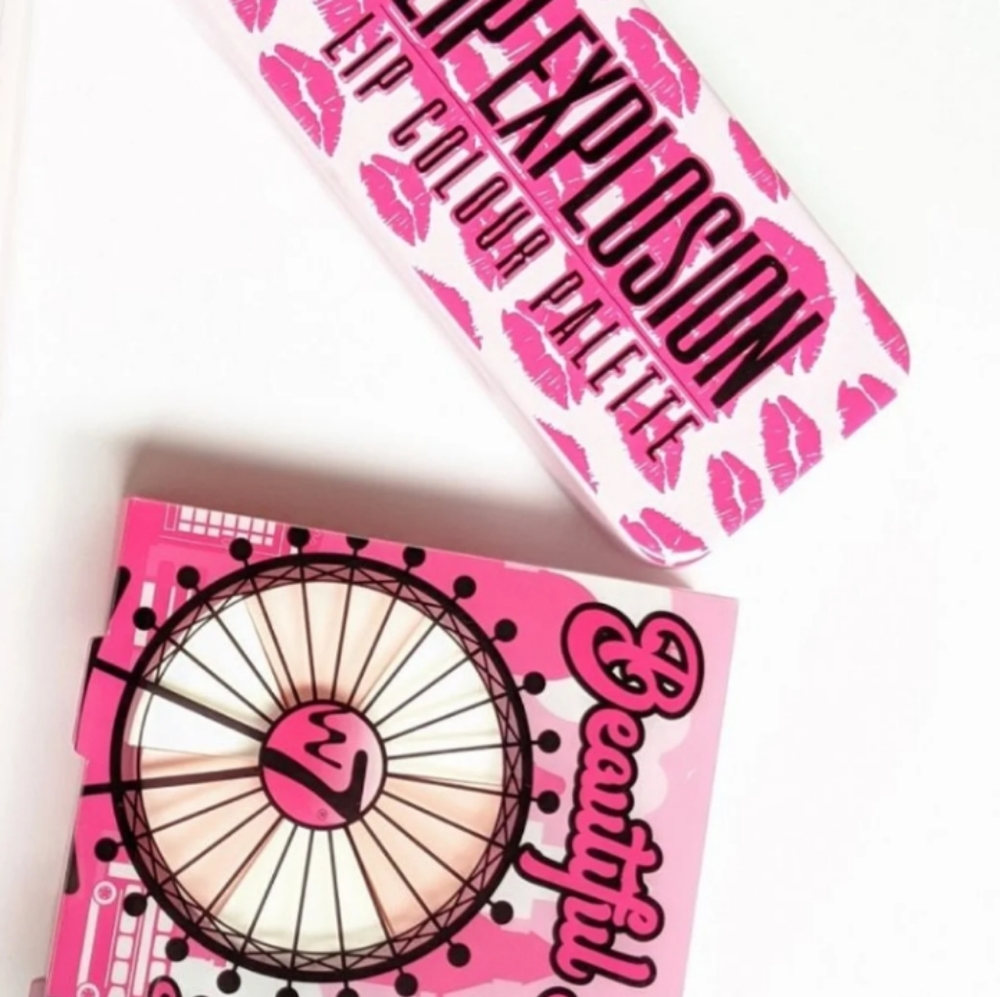 beauty vender with lip pallette